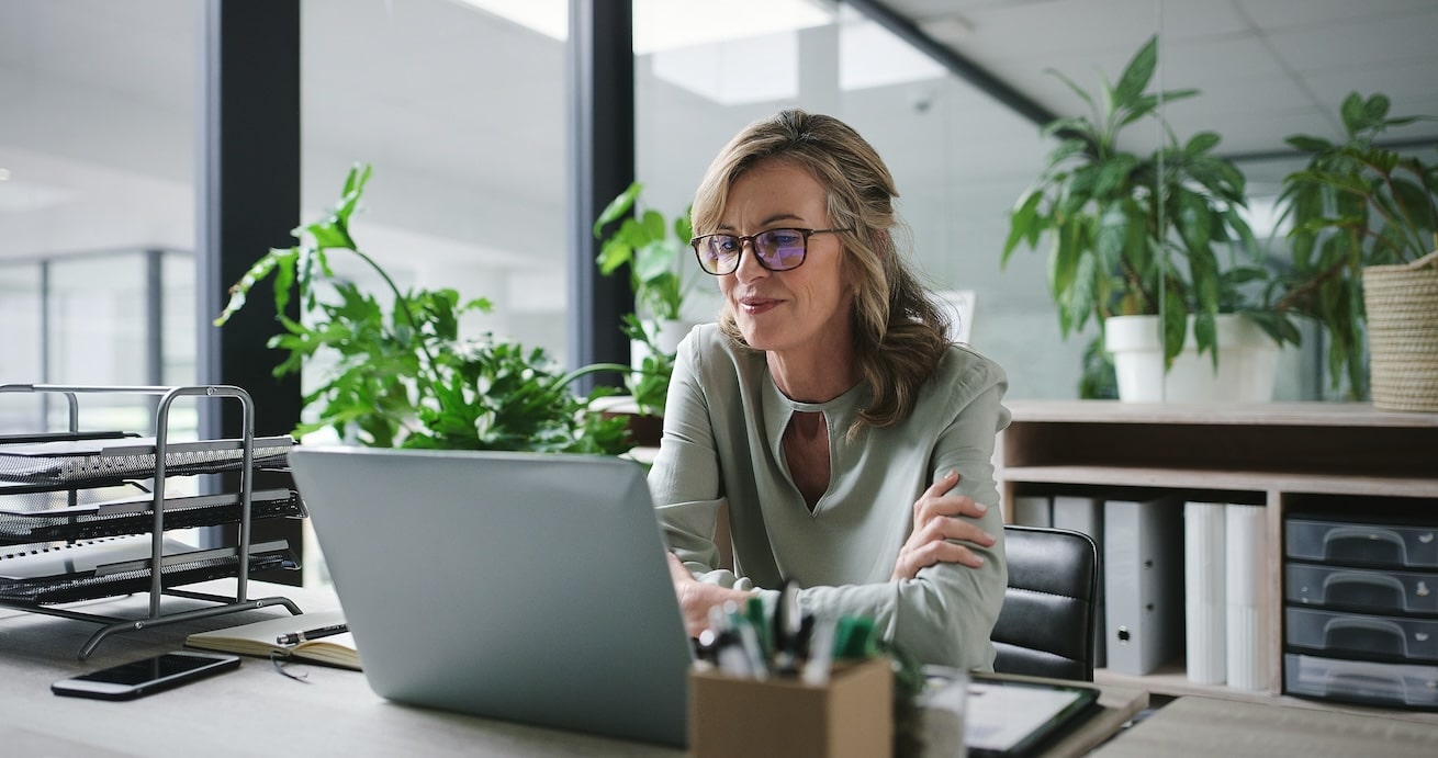 lady at laptop